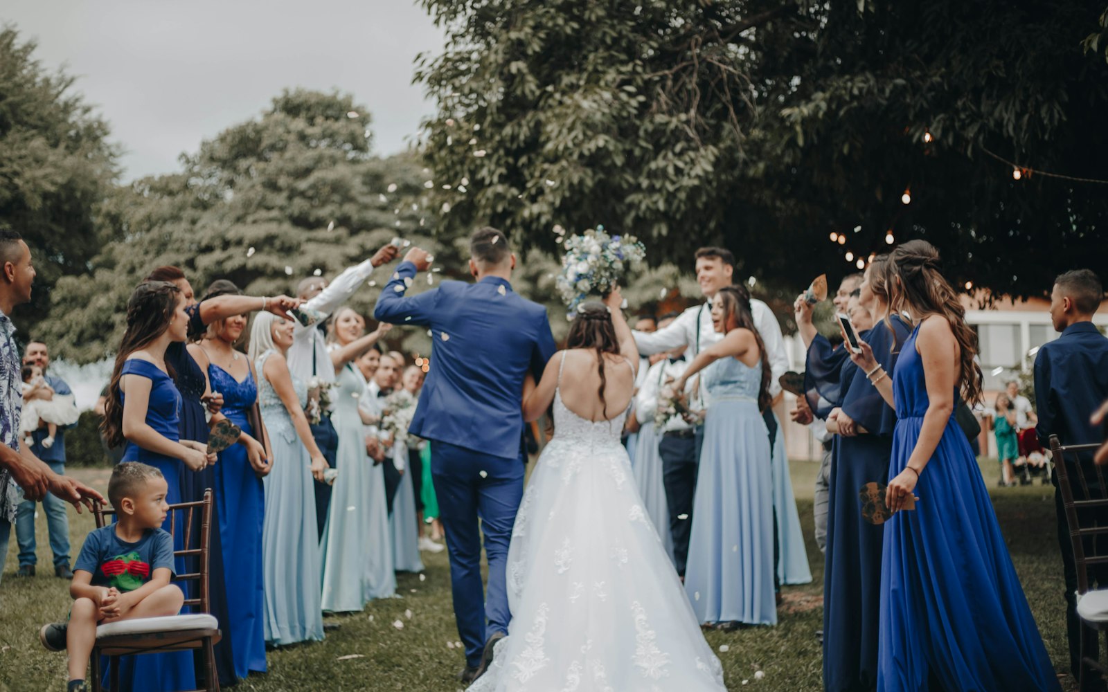 Jeunes mariés célébrant leur mariage